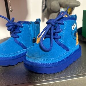 Cookie Monster Sesame Street Uggs !!!
Minor stain in the front